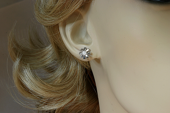 Cute 14k White Gold "Flower Power" Small Daisy Stud Earrings